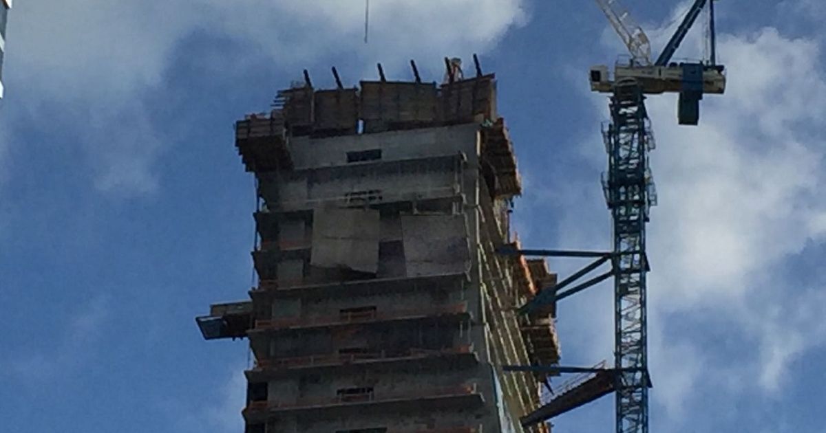 Un obrero herido al caer varios pisos en un edificio en construcción de ...