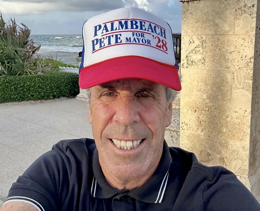 Peter Simel, de 71 años alcanzó notoriedad por su parecido físico con Jeffrey Epstein.