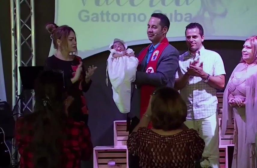 Durante la ceremonia de presentaciónante la iglesia&nbsp; de la bebita Valeria Gattorno.&nbsp;