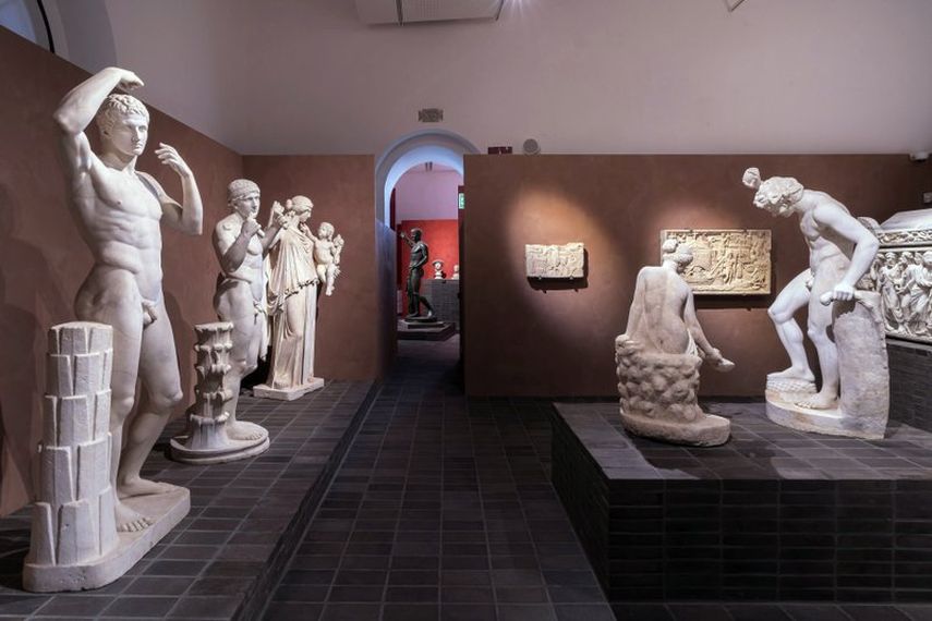 En esta foto sin fecha proporcionada el lunes 12 de octubre de 2020, estatuas antiguas de m&aacute;rmol griegas y romanas previo a una exposici&oacute;n en la reci&eacute;n remodelada Villa Caffarelli, uno de los espacios de exhibiciones en el Museo Capitolino con vista al antiguo Foro Romano, en Roma.&nbsp;