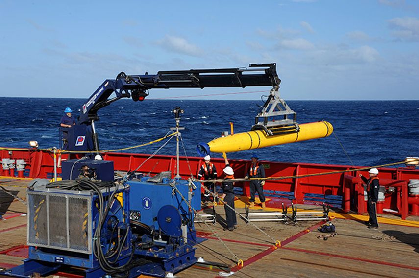 Esta imagen del 1 de abril de 2014 muestra el vehículo submarino autónomo Bluefin 21 a bordo del barco australiano Ocean Shield. (AP)