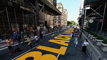 Vista del mural con el texto Black Lives Matter pintado sobre la Quinta Avenida, frente a la Trump Tower, en Nueva York.