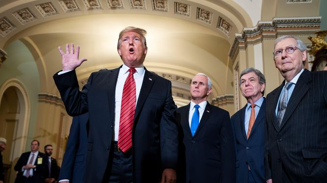 El presidente Donald&nbsp;Trump junto al vicepresidente Mike Pence, el senador republicano Roy Blunt &nbsp;y el líder de la mayoría republicana en el Senado, Mitch McConnell.&nbsp;