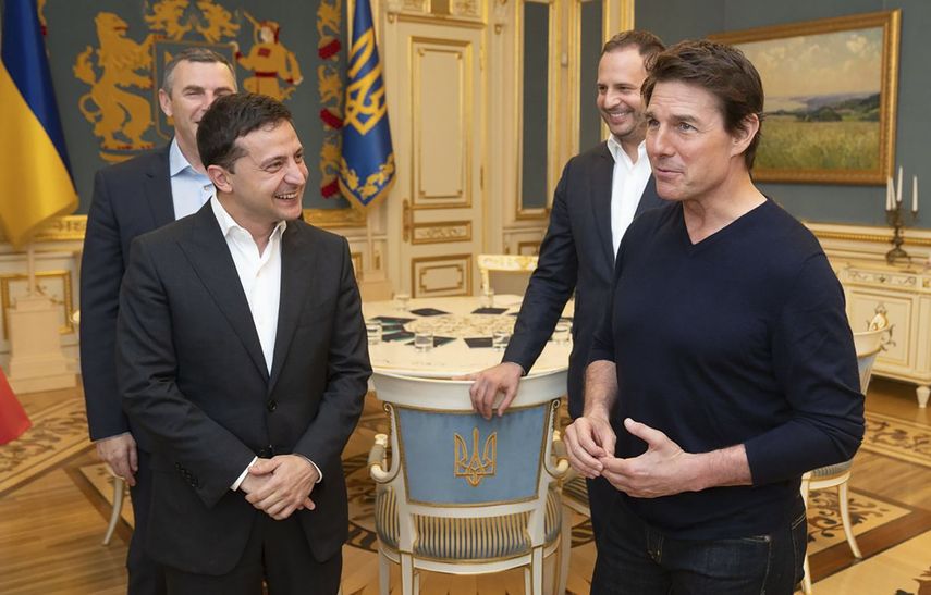 El presidente de Ucrania, Volodymyr Zelenskiy, y la estrella de cine Tom Cruise conversan durante su encuentro en Kiev, Ucrania.&nbsp;
