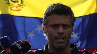 El líder opositor&nbsp;Leopoldo&nbsp;López habla ante los medios este jueves, en la residencia del embajador español en Venezuela, Jesús Silva, en Caracas (Venezuela).