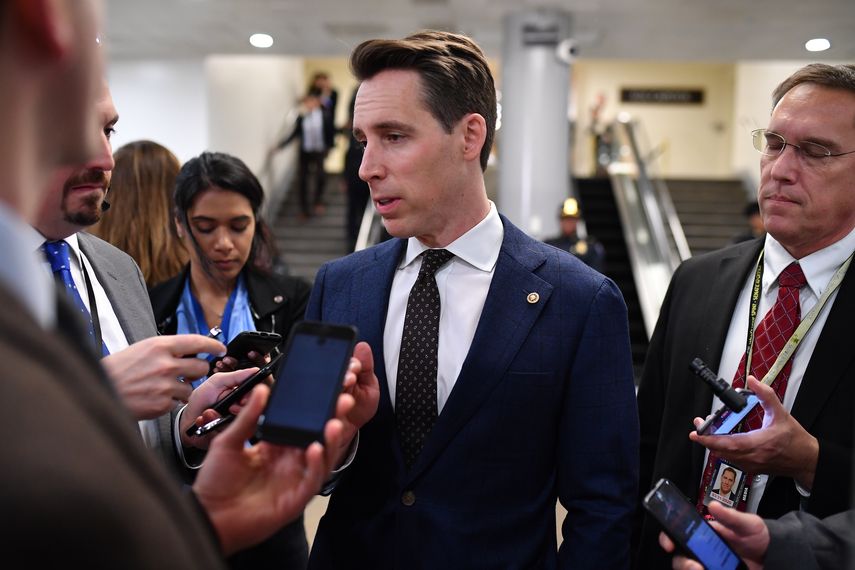 En esta foto de archivo tomada el 24 de enero de 2020, el senador estadounidense Josh Hawley, republicano de Missouri, habla con la prensa en el Capitolio de Estados Unidos en Washington, DC. Hawley dijo el 30 de diciembre de 2020. &nbsp;