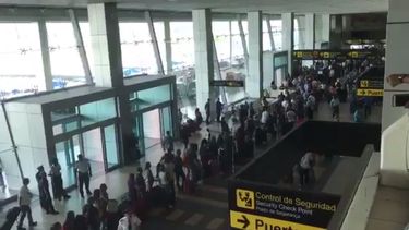 Vista de la congestión de pasajeros durante el apagón que dejó sin servicio por varias horas al aeropuerto internacional de Tocumen en Panamá.