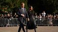 El príncipe Harry y Meghan en la larga caminata en el castillo de Windsor el 10 de septiembre de 2022, antes de reunirse con los simpatizantes como parte de la agenda del funeral de la reina Isabel II. &nbsp;