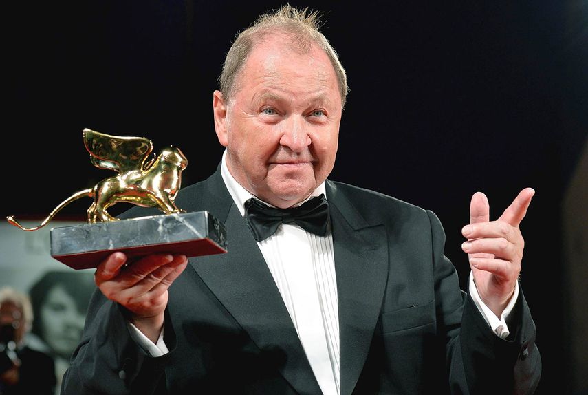 El director sueco Roy Andersson muestra sujeta el gran premio. (EFE)