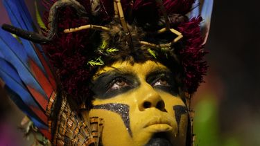 Un artista de la escuela de samba Salgueiro actúa durante las celebraciones del Carnaval en el Sambódromo en Río de Janeiro, Brasil.