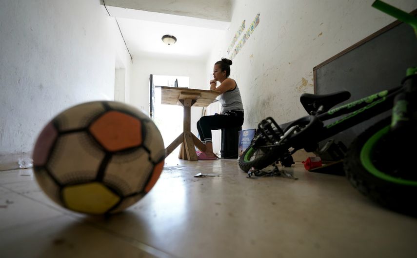 Gabriela Fajardo, maestra hondureña de 26 años, dicta una clase vía Zoom para niños migrantes centroamericanos desde un pasillo del edificio de departamentos donde vive el 20 de noviembre del 2020 en Matamoros, México. Igual que sus alumnos, Fajardo está varada en México, a la espera de que EEUU procese su solicitud de asilo.