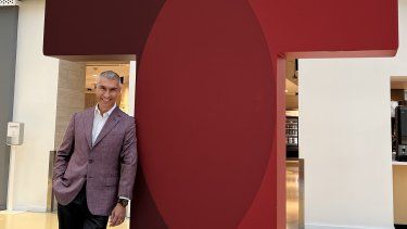 El actor y comunicador Miguel Gómez frente al logo de Telemundo.&nbsp;