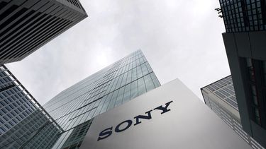 El logotipo del gigante japonés del entretenimiento y la electrónica Sony se muestra en la sede de la compañía en Tokio el 11 de noviembre de 2025.