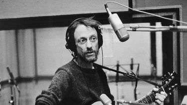 El&nbsp;cantante y compositor&nbsp;franc&eacute;s de origen neozeland&eacute;s Graeme Allwright, durante una sesi&oacute;n de grabaci&oacute;n en un estudio en Par&iacute;s, en 1978.