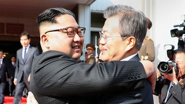 Los líderes norcoreano y surcoreano, Kim Jong-un y Moon Jae-In, respectivamente, en su reunión de este 26 de mayo de 2018.&nbsp;