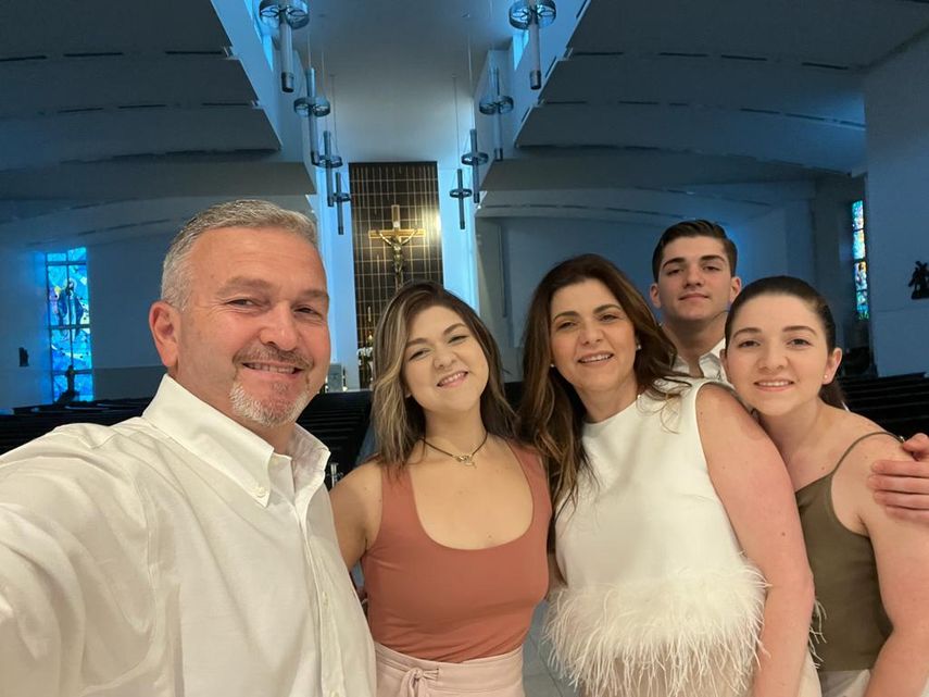 La familia De Grazia, propietaria de restaurante Kitchen of the World.