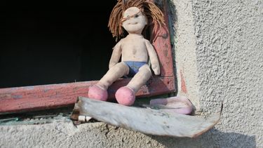 Foto referencial de una muñeca lanzada a la basura.&nbsp;