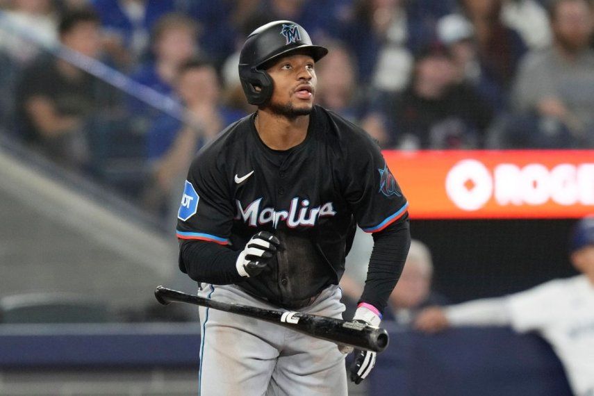Xavier Edwards, de los Marlins de Miami, conecta un triple de dos carreras en el séptimo inning del juego ante los Azulejos de Toronto, el viernes 27 de septiembre de 2024.