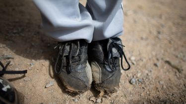 Niños y adolescentes entrenan a diario&nbsp;en un modesto campo de béisbol&nbsp;en busca de la vía para saltar a las Grandes Ligas y escapar de la brutal crisis que azota a&nbsp;Venezuela.