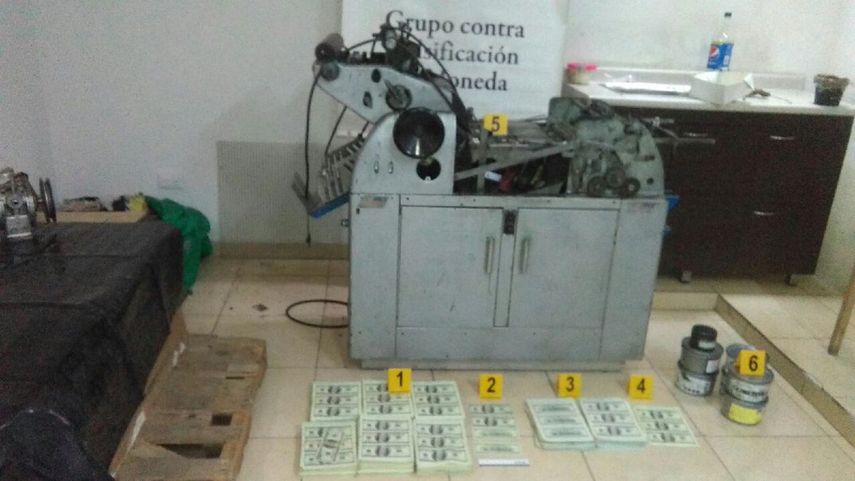 Las víctimas pagaban 50.000 dólares para recibir préstamos de 1 millón de dólares, todo ellos falsificados.