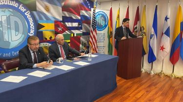 El foro incluyó el análisis acerca del papel de las fuerzas armadas, la economía, la educación, la trata de personas, la crisis de los derechos humanos, la depresión del Banco Central, la salud, el medioambiente, el gas y la energía y la justicia en el país.