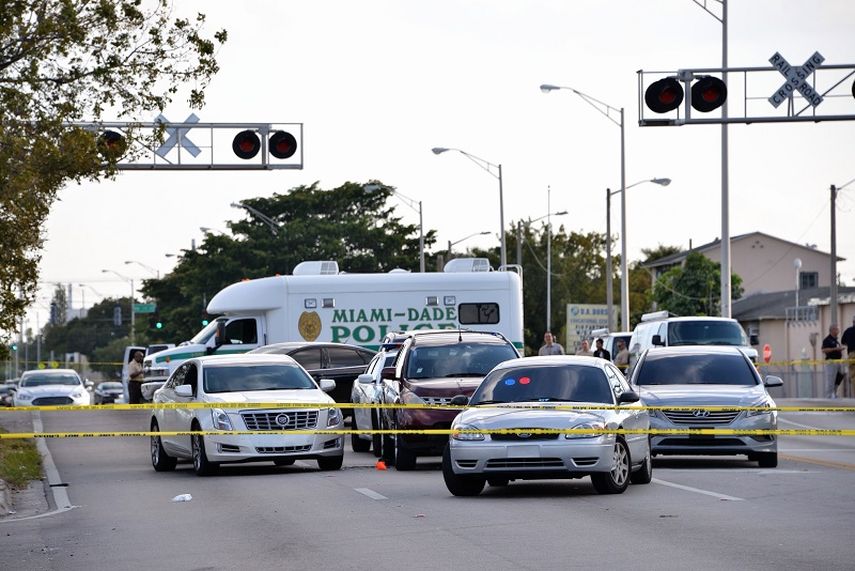 El carro del sospechoso, un Nissan Murano de color vinotinto, interceptado por la Policía. Atrás se ve una patrulla con identificación y luces. (ÁLVARO MATA)