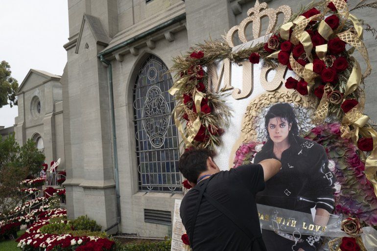 Fans honran a Michael Jackson en su 10º aniversario luctuoso