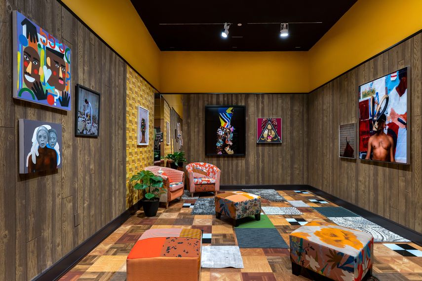 Una de las galer&iacute;as que contienen la instalaci&oacute;n de arte de&nbsp;Mickalene Thomas titulada Better Nights.&nbsp;