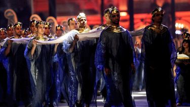 Artistas vestidos con trajes del antiguo Egipto marchan al inicio del desfile de 22 momias reales del Antiguo Egipto que parten del Museo Egipcio en la Plaza Tahrir de El Cairo el 3 de abril de 2021. Egipcios descubren secretos de una momia sin retirar vendas.