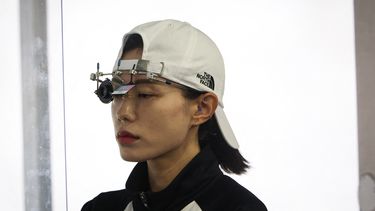 La coreana Kim Ye-ji compite durante la clasificación femenina con pistola 25 M durante los Juegos Olímpicos de París 2024 en el Centro de Tiro de Chateauroux el 2 de agosto de 2024.