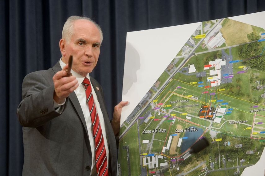 El congresista republicano Mike Kelly muestra un mapa durante la primera audiencia pública de un grupo de trabajo congresual bipartidista que investiga los intentos de asesinato al expresidente Donald Trump.