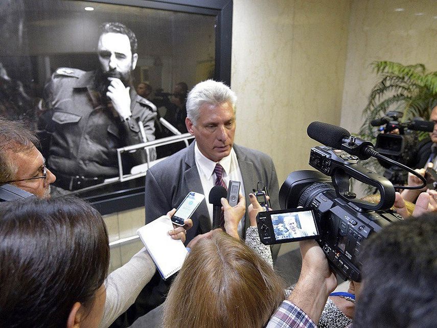 Miguel&nbsp;Díaz-Canel&nbsp;(c), atiende a los medios en la sede de la Misión de Cuba en Nueva York.