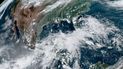 Esta imagen satelital de la Administración Nacional Oceánica y Atmosférica (NOAA) de la RAMMB muestra el huracán Agatha sobre México a las 21H20 UTC del 31 de mayo de 2022. deslizamientos de tierra e inundaciones. 