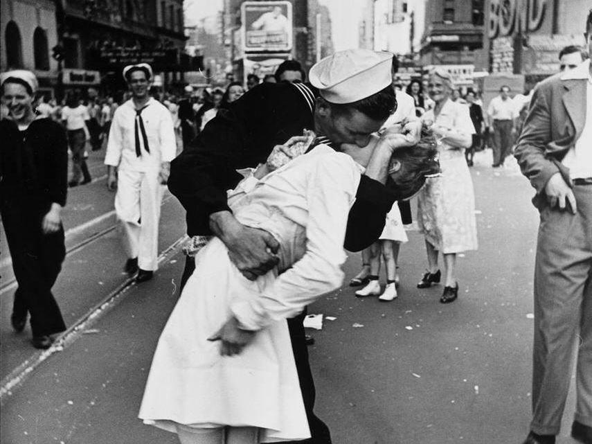 El beso fue fortuito, y fue el marinero el que sorprendió a la chica cuando caminaba por Times Square, en un gesto que duró pocos segundos pero que logró captar Eisenstaedt para inmortalizar el momento&nbsp;