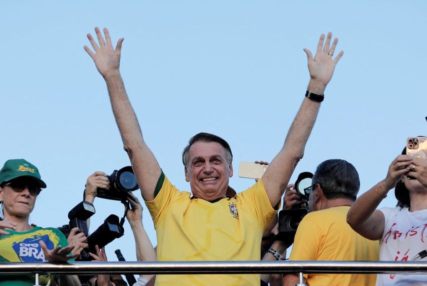 El expresidente de Brasil (2019-2022), Jair Bolsonaro, saluda a sus seguidores durante una marcha para exigir amnistía para las personas condenadas por una fallida insurrección de derecha el 8 de enero de 2023, en Brasilia, Brasil, el 7 de mayo de 2025.