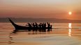 Integrantes de la tribu indígena norteamericana Makah reman rumbo de Neah Bay, Washington, hacia aguas abiertas del Océano Pacífico durante una cacería de ballena planeada, el 20 de agosto de 1998. (AP Foto/Elaine Thompson, archivo)