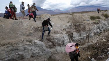 Migrantes venezolanos ingresan a pie a Colchane (Chile) desde Bolivia el 9 de diciembre del 2021. La ola emigratoria de venezolanos se reanudó tras un receso durante la pandemia del coronavirus.