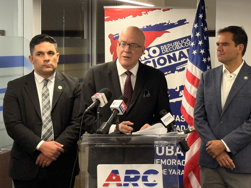 Orlando Gutiérrez-Boronat, coordinador de la Asamblea de la Resistencia Cubana en rueda de prensa junto a los comisionados de Miami, Rolando Escalona y Rafael Rosado.&nbsp;