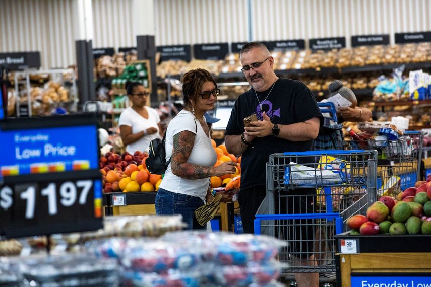 Clientes en una de las tiendas del gigante minorista Walmart.