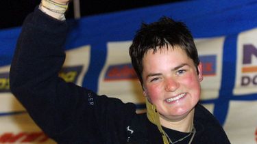 En esta foto de archivo tomada el 11 de febrero de 2001, la navegante británica Ellen MacArthur celebra a bordo de su barco King Fisher su llegada a Les Sables DOlonnes. La exnavegante y emprendedora social británica Ellen MacArthur fue galardonada el 9 de junio de 2022 en España con el Premio Princesa de Asturias de Cooperación Internacional.