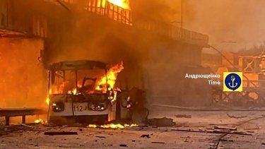 Esta imagen distribuida por Petro Andryuschenko, asesor del jefe de la administración de la ciudad de Mariúpol, muestra un trolebús y una estación hidroeléctrica en llamas tras ataques rusos en Dnipro, Ucrania, el 22 de marzo de 2024.&nbsp;