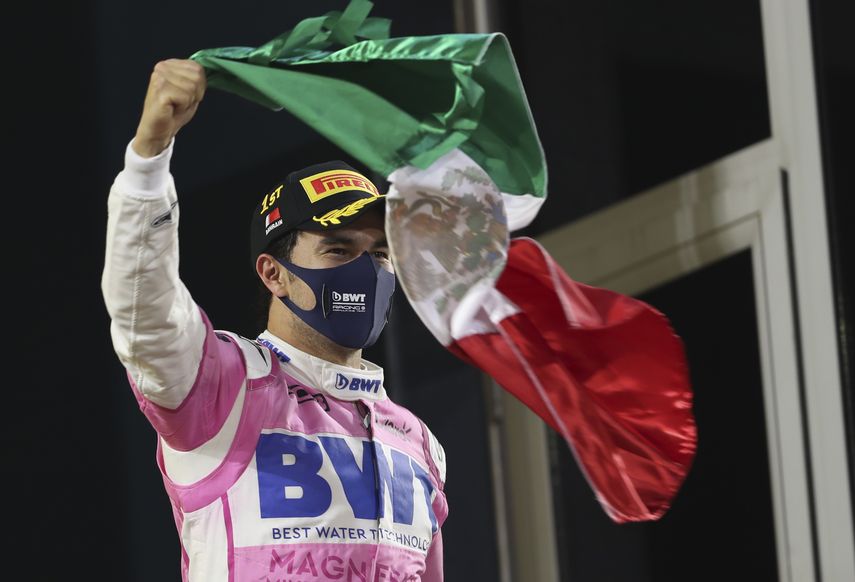 El piloto mexicano Sergio Pérez (Racing Point) celebra tras ganar el Gran Premio de Sakhir de la Fórmula 1, el domingo 6 de diciembre de 2020, en Sakhir, Bahréin.&nbsp;
