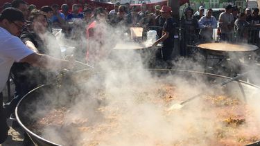Más de 30 chefs locales e internacionales preparan este 23 de diciembre una paella solidaria para los miembros de la caravana migrante que permanecen el albergues en la ciudada de Tijuana, México.
