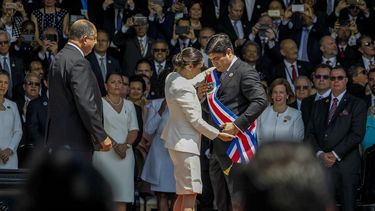 El presidente saliente, Luis Guillermo Solís (izq.), la presidenta de la Asamblea Legislativa, Carolina Hidalgo (cen.), y el presidente electo, Carlos Alvarado, participan en la ceremonia de investidura el martes 8 de mayo de 2018, en la Plaza de la Democracia, en San José, Costa&nbsp;Rica.&nbsp;