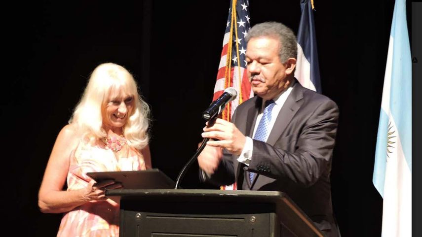 Adriana Bianco dándole un reconocimiento al jefe de Estado de República Dominicana.&nbsp;