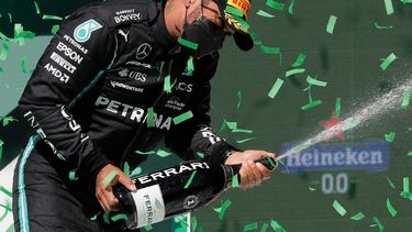 Lewis Hamilton celebra en el podio tras ganar el Gran Premio de Portugal de la Fórmula Uno, el domingo 2 de mayo de 2021