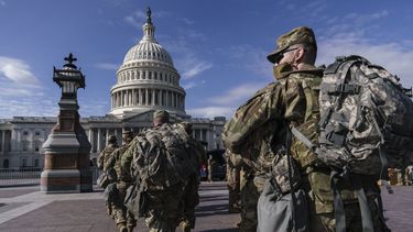 Las tropas de la Guardia Nacional refuerzan la seguridad alrededor del Capitolio de los Estados Unidos para la toma de posesión del presidente electo Joe Biden, en Washington.