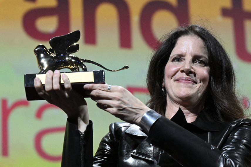 La directora estadounidense Laura Poitras recibe el León de Oro a la Mejor película por el documental All the Beauty and the Bloodshed el 10 de septiembre de 2022 durante la ceremonia de clausura del 79º Festival Internacional de Cine de Venecia en el Lido di Venezia, Italia.