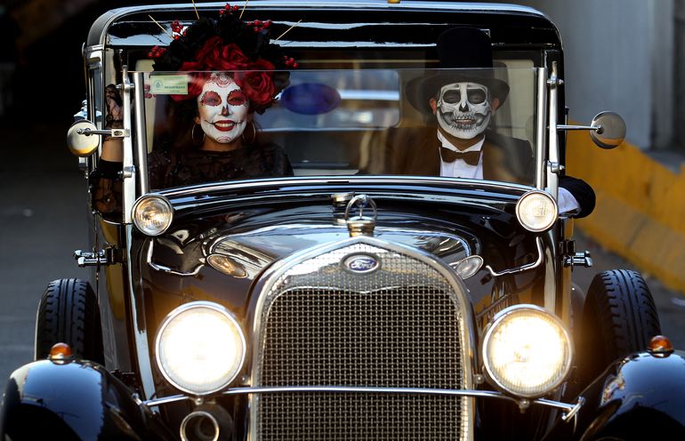 La gente participa en el Desfile de Catrinas, representando al personaje de La Catrina, para conmemorar el Día de Muertos en Guadalajara, México, el 29 de octubre de 2022.