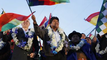 El presidente de boliviano Evo Morales ondea banderas ante sus partidarios mientras celebra su reelección junto con el vicepresidente Álvaro García Linera en El Alto, Bolivia, el lunes 28 de octubre de 2019.
